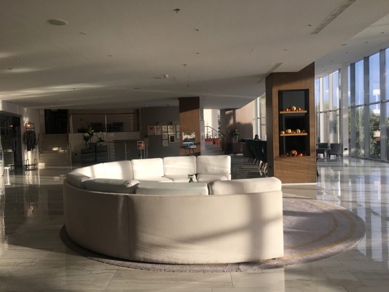 フロント前ロビー(3)