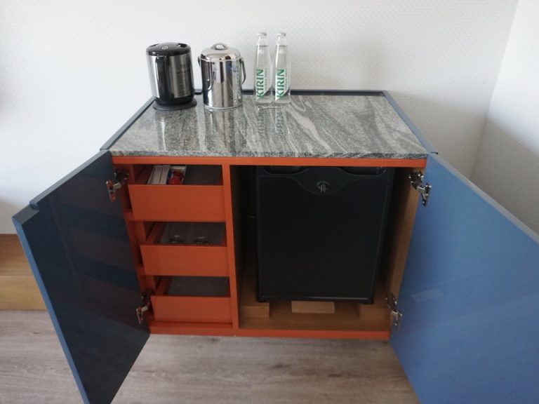 扉を開けると冷蔵庫が
