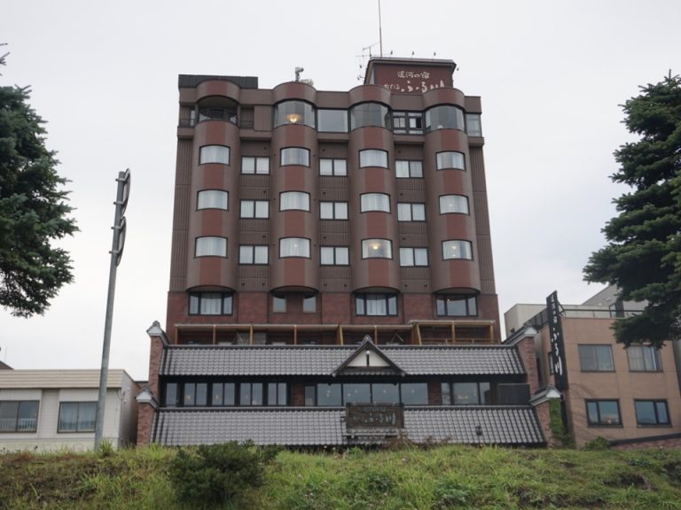 8階建の宿