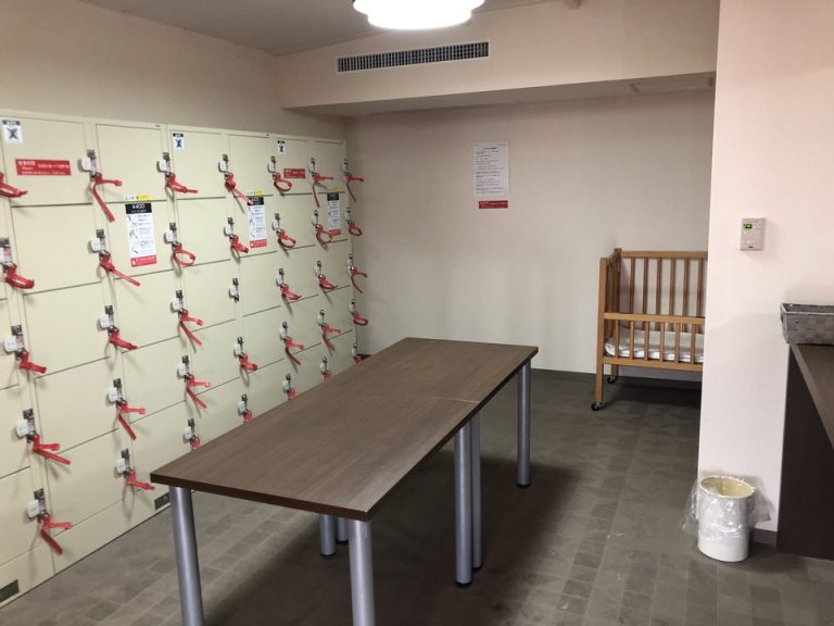 屋外シャワーから更衣室(女性)内観(3)