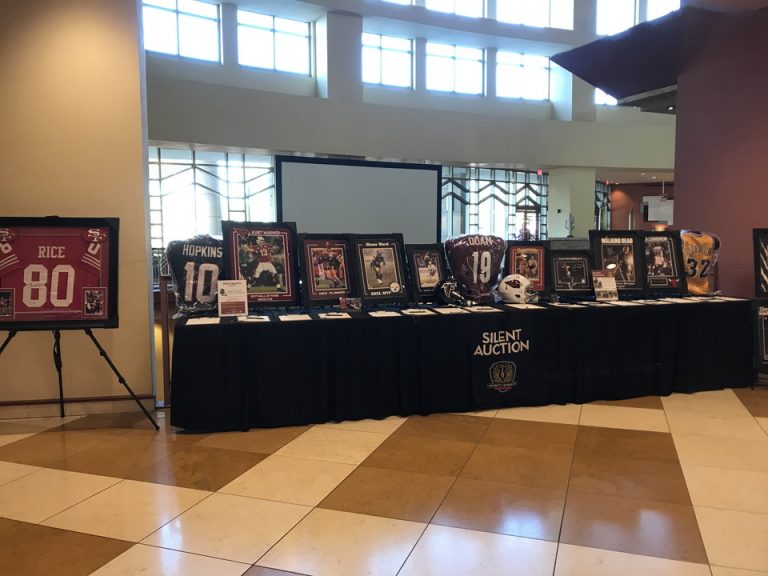 1階の丁度バーの手前にあたります。オークションが常時開催されていてNFLNBANHLのオートグラフ入りコレクションが展開されていました。