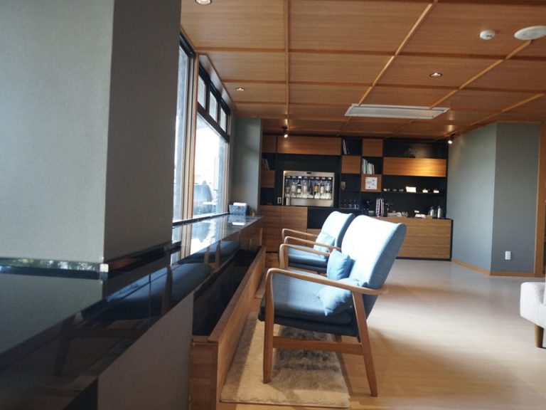 足湯に浸かれるソファも