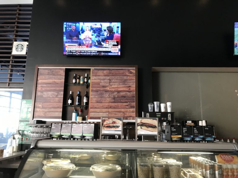 1階スターバックスのサインが入ったカフェ