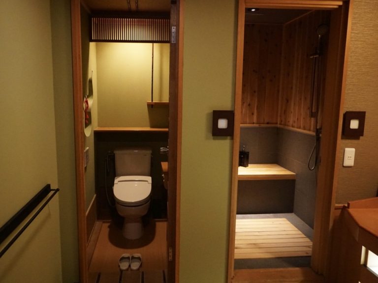 トイレとシャワー室が隣り合っています