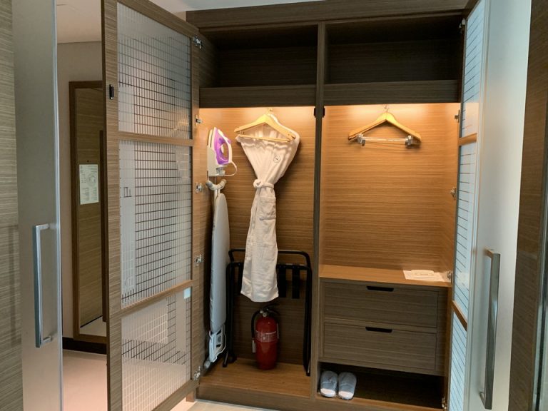 客室_クローゼット外観(開いた状態)