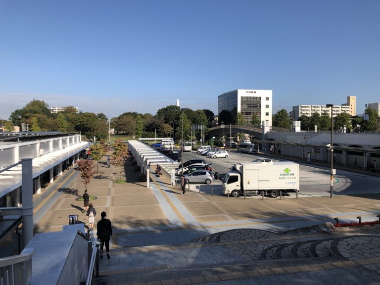 遊歩道からホテルから徒歩1分のバスロータリー