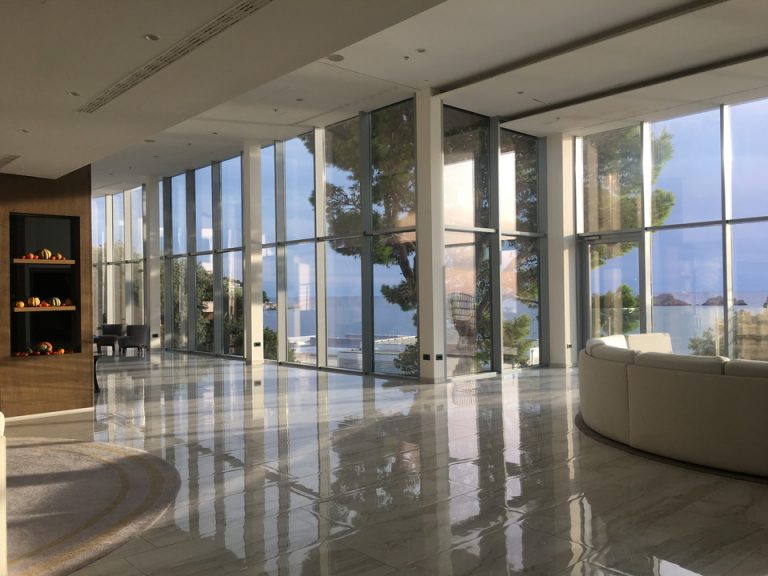 フロント前ロビー(1)