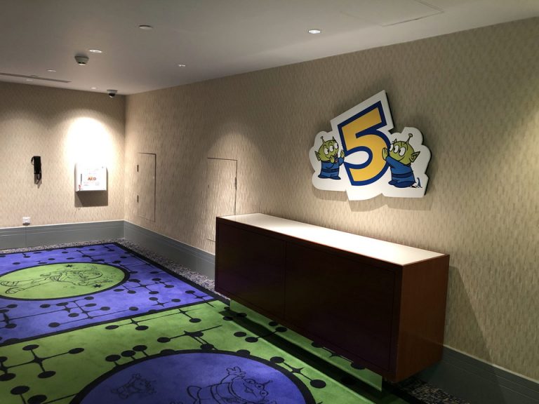 エレベーターホール客室階(別アングル)_03