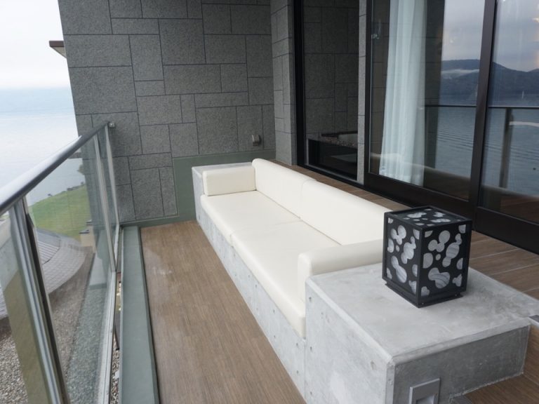 テラスルームにはゆったりとしたソファが