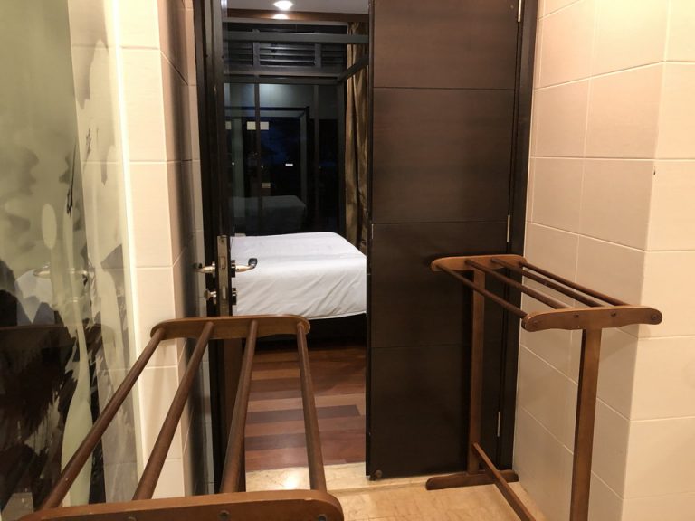 浴室からベッドルームの写真