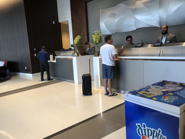 スタイリッシュでかっこいいチェックインカウンター