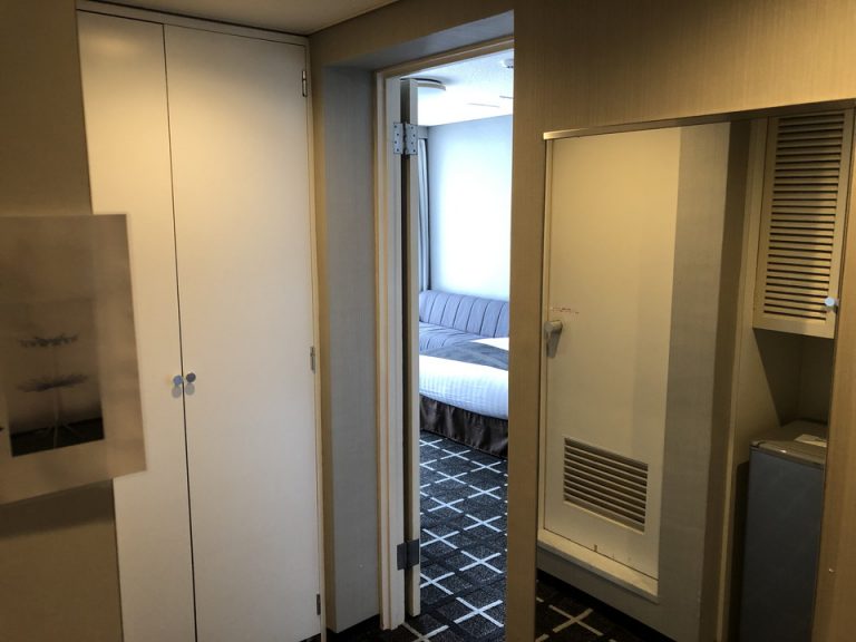 寝室ドア 開けたところ