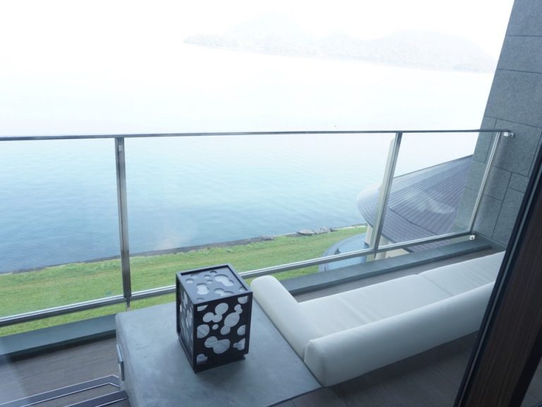 テラスルームから洞爺湖一望