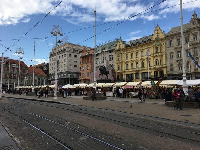 ザグレブ市内中心部(イェラチ広場)