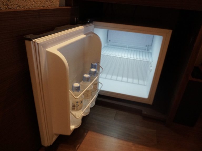 ミニ冷蔵庫の中には無料の水があります