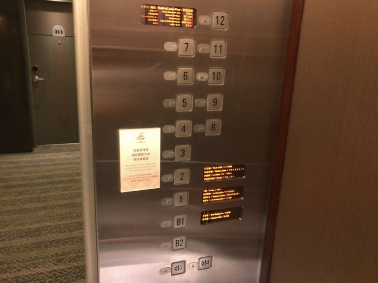 エレベーターの中 (3)