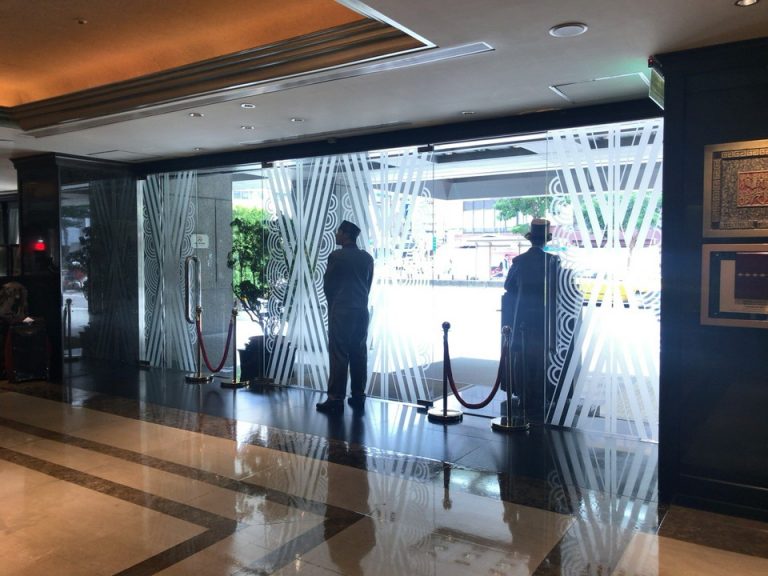 ホテル入口 内側から (2)