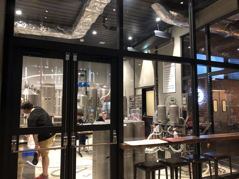 レストラン入り口入ってすぐ左手側にビール工場