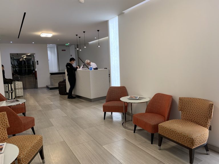 入り口からフロント