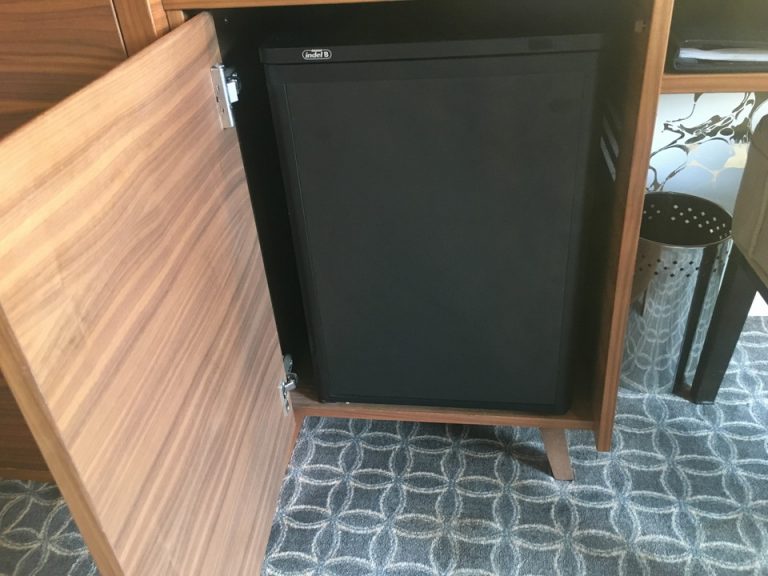 冷蔵庫(閉じている状態)