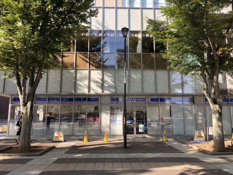 本館2階エントランスからすぐ向かいにローソン
