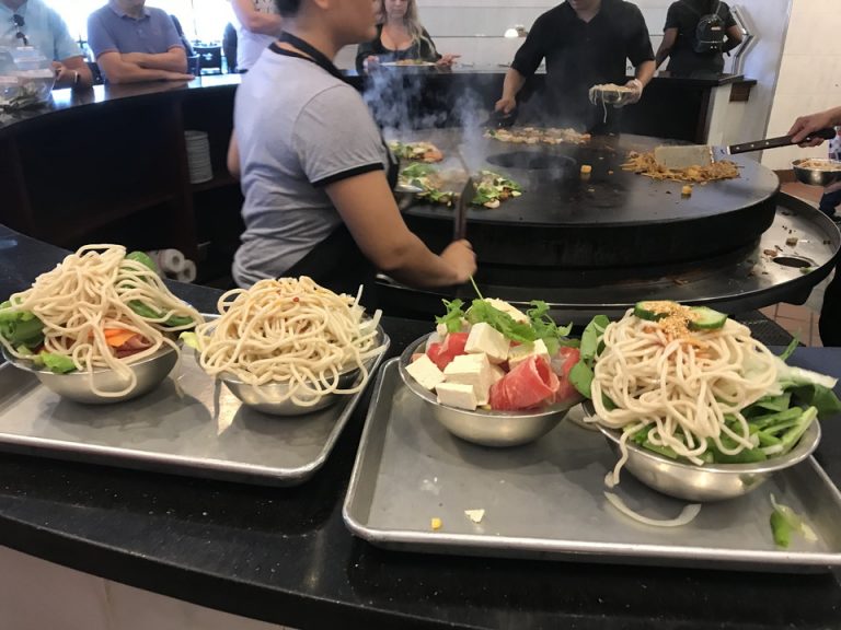 目の前で調理してくれるのを見るのが楽しい