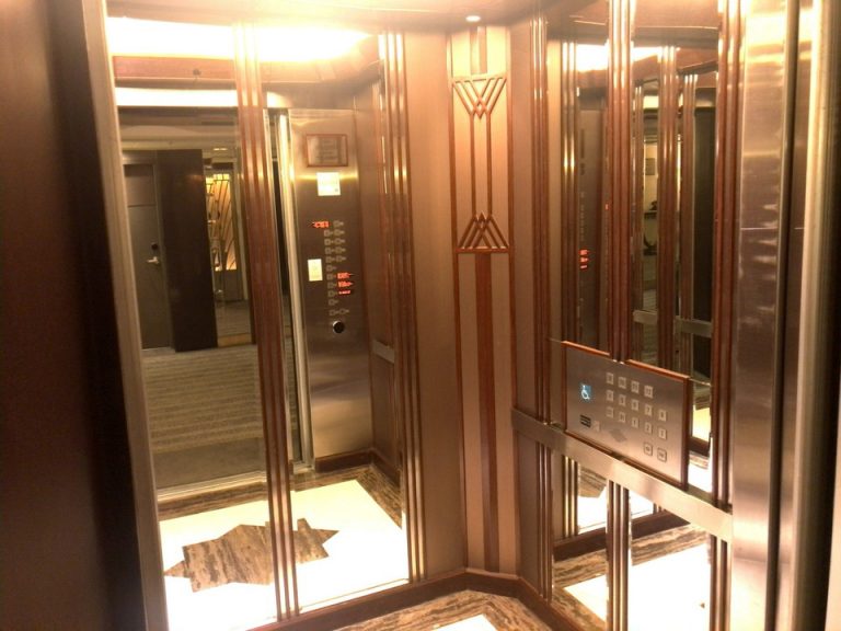 エレベーターの中 (9)