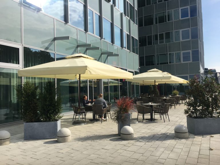 レストラン 外にはカフェブース