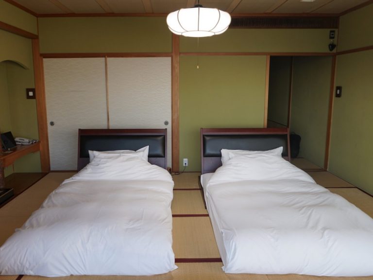 和室ながら畳の上にベッド