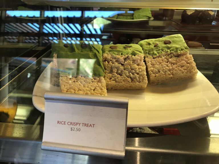 カフェには美味しそうなデザートもありました。