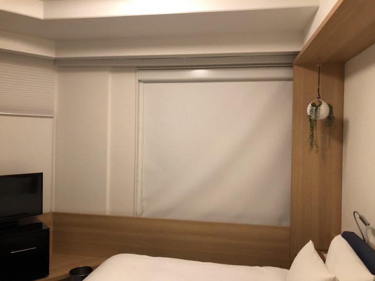 ブラインドを開けるとロールカーテン(1)