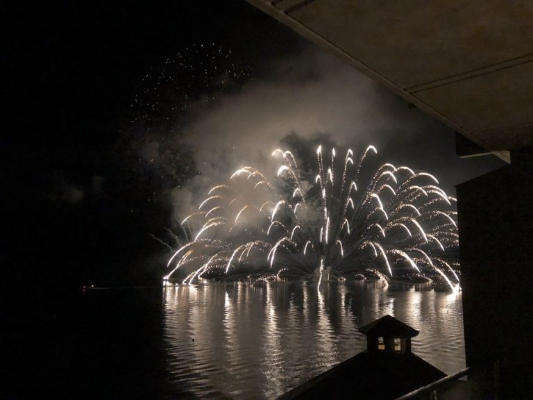 夜には花火大会が