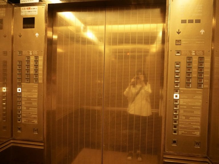 金ピカなエレーベーター内