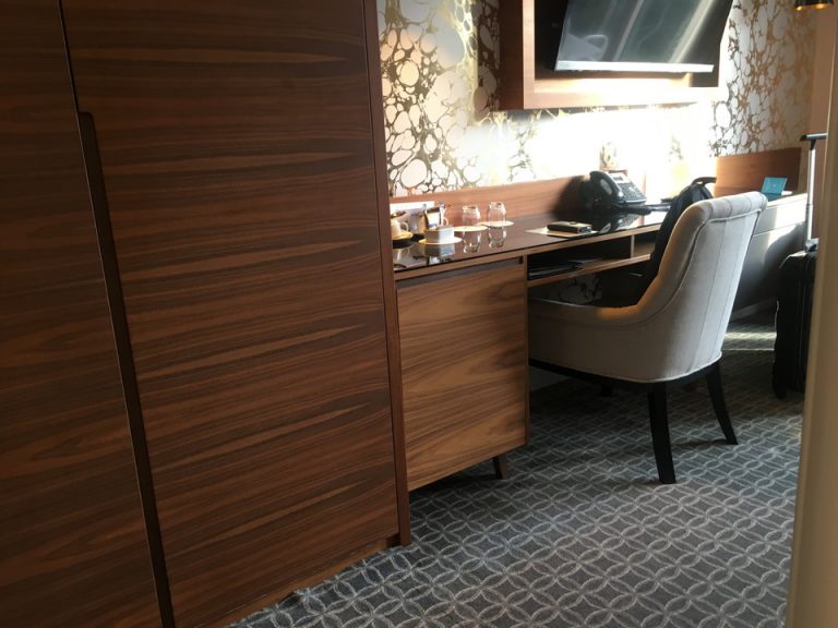 クローゼット・デスク