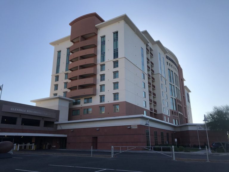 ホテル外観、アリーナ側こちら側のコーナーにステイしました。