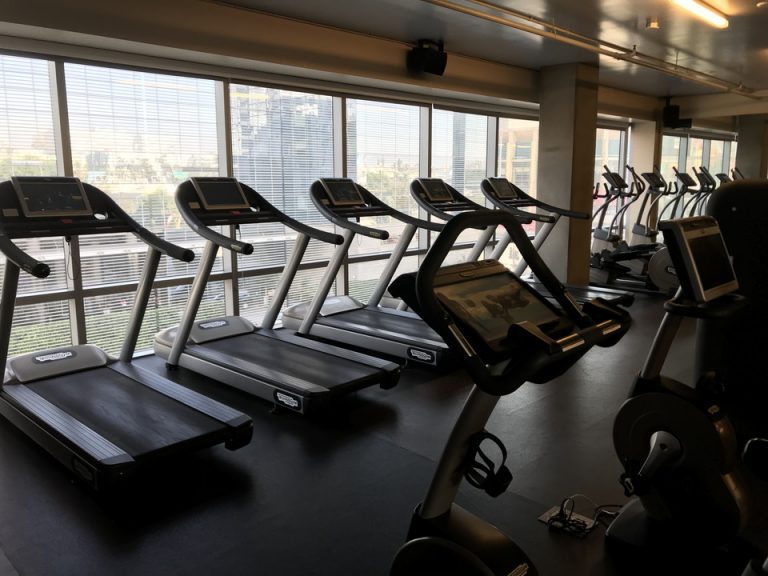 フィットネスはプールの隣3階にありました