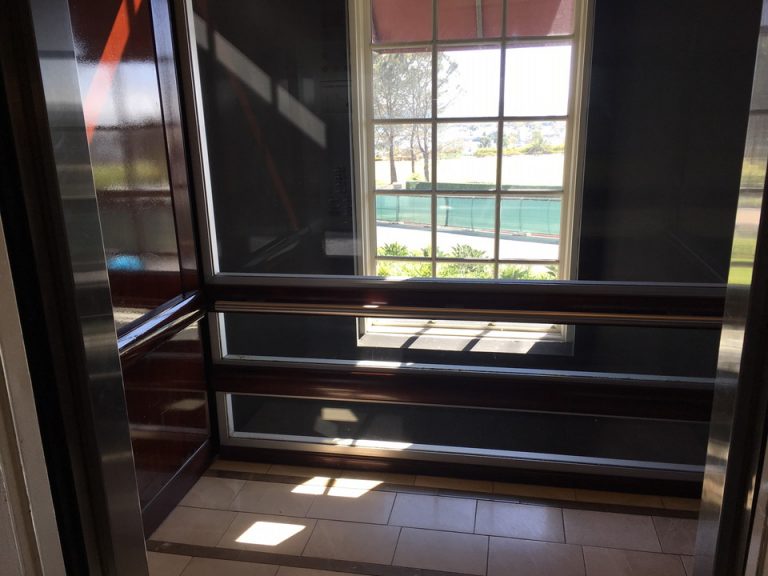 エレベーター内観 (2)