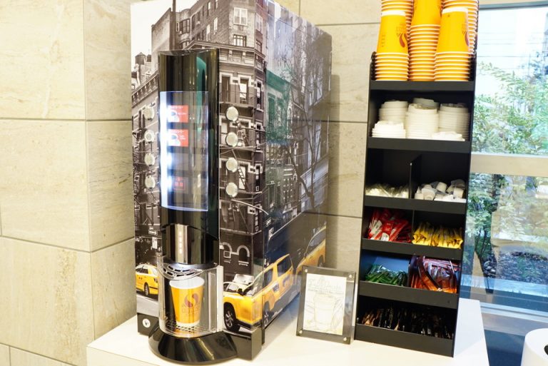 ロビーフロアのフリーコーヒーテイクアウト
