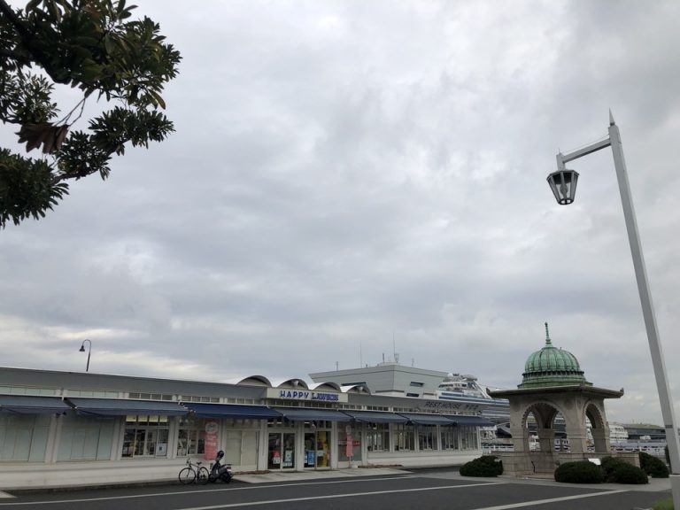 山下公園内のローソン