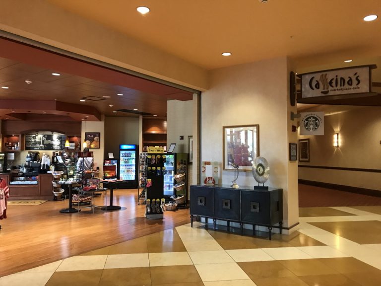 1階のホールにはカフェがありました