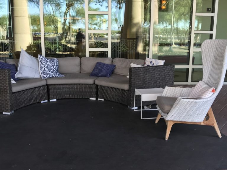 バレー前。車を待つ間はこちらでのんびりと