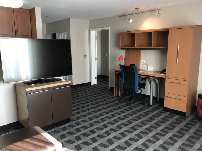 リビング奥から入り口方向