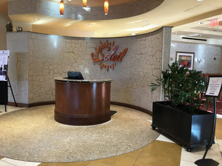 フロント横レストラン