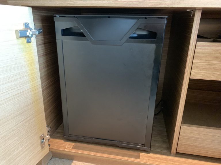 客室_冷蔵庫(閉じた状態)