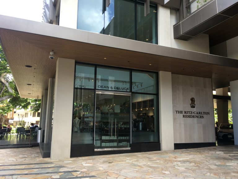 ホテル1階のディーンアンドデルーカ