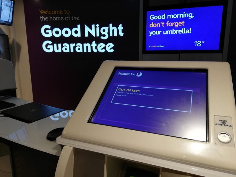 フロントカウンター3(セルフチェックイン機)