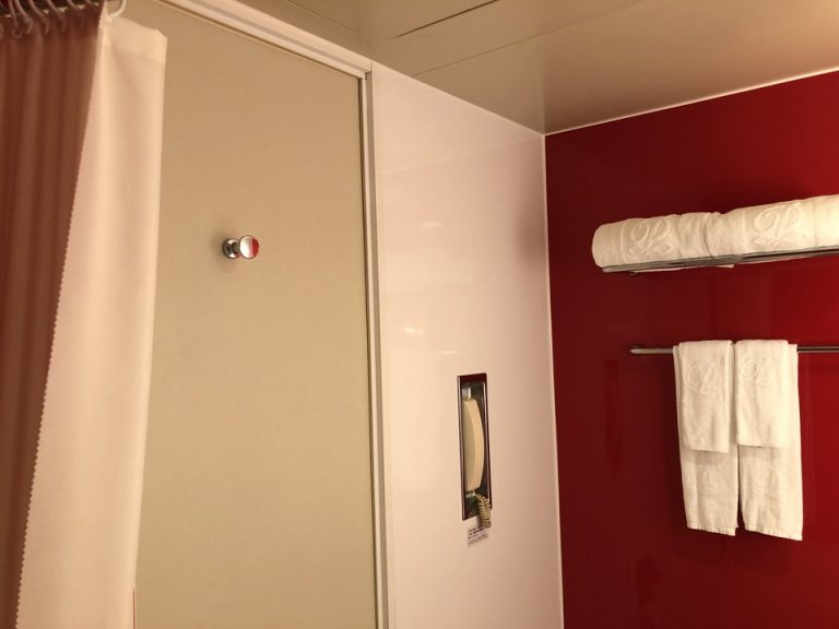 バスルーム バスタブから入り口