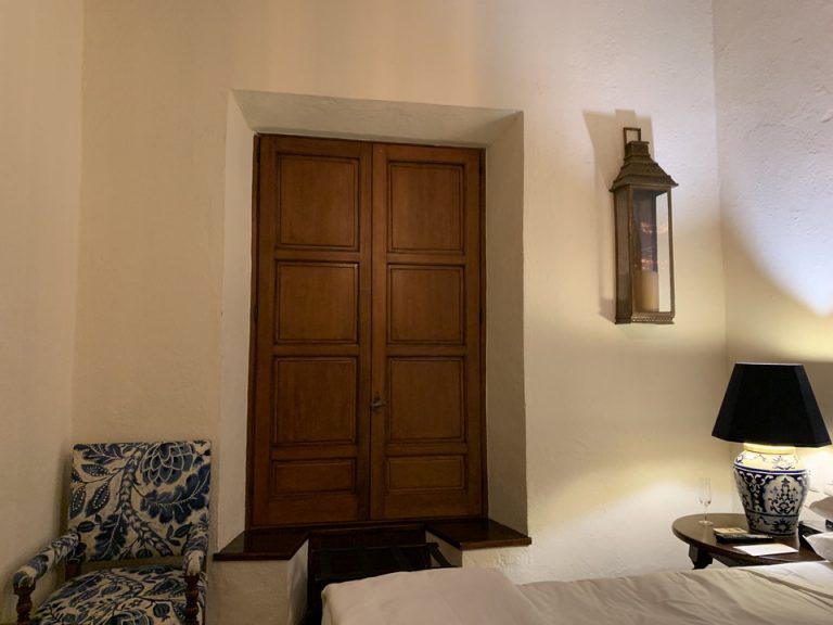 客室・窓(閉まった状態)