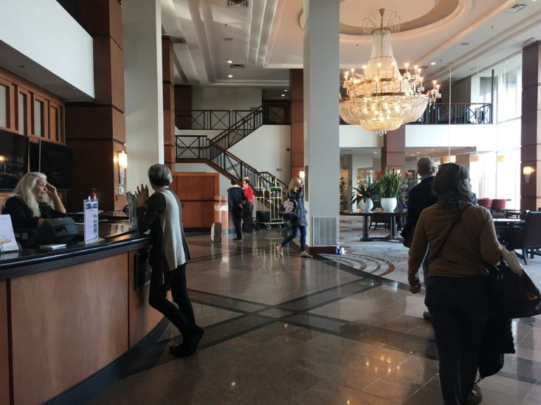 エントランス内観・ロビー全体