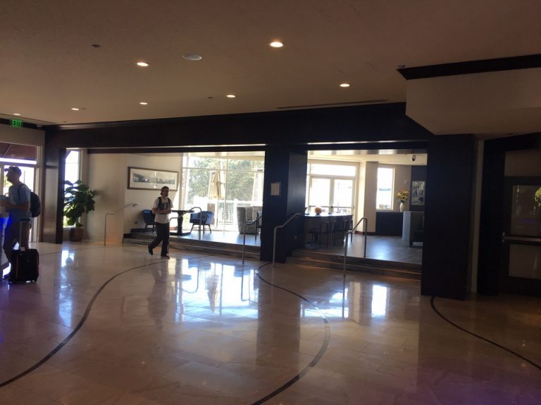 エントランス内観・ロビー全体